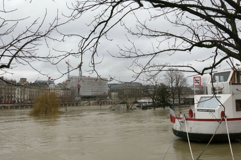 Le Square du Vert Galant  (extrémité ouest de l'Ile de la Cité) sous l'eau